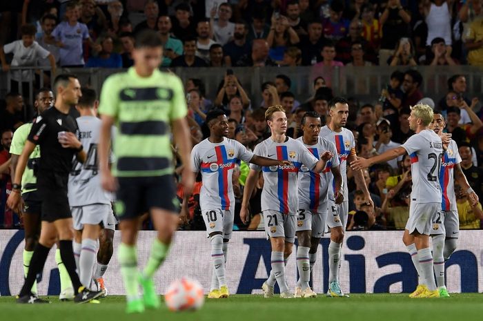 Para pemain Barcelona merayakan gol Frenkie de Jong ke gawang Manchester City dalam laga persahabatan di Stadion Camp Nou, Rabu (24/8/2022).