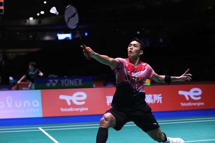 Tunggal putra Indonesia, Jonatan Christie memastikan satu tempat di babak perempat final Kejuaraan Dunia 2022 dan akan tantang Chou Tien Chen (Taiwan).