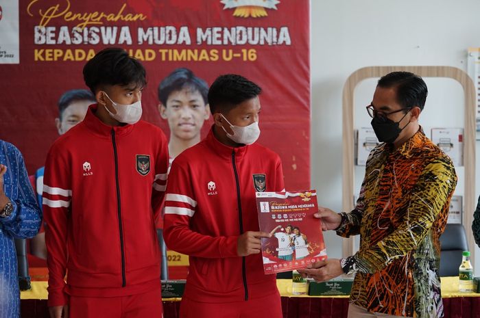 Universitas Muhammadiyah Yogyakarta (UMY) memberi beasiswa kepada dua pemain timnas U-16 Indonesia, Achmad Zidan Arrosyid dan Fadel Ahmad Arrafi yang berhasil menjuarai Piala AFF U-16 2022 pada Kamis (25/8/2022).