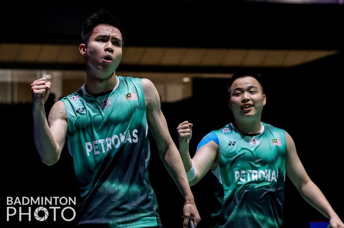 Ekspresi gembira ganda putra Malaysia Aaron Chia/Soh Wooi Yik usai memenangi perempat final Kejuaraan Dunia 2022, Jumat (26/8/2022)