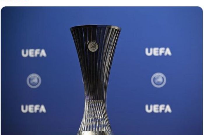 Trofi UEFA Europa Conference League.