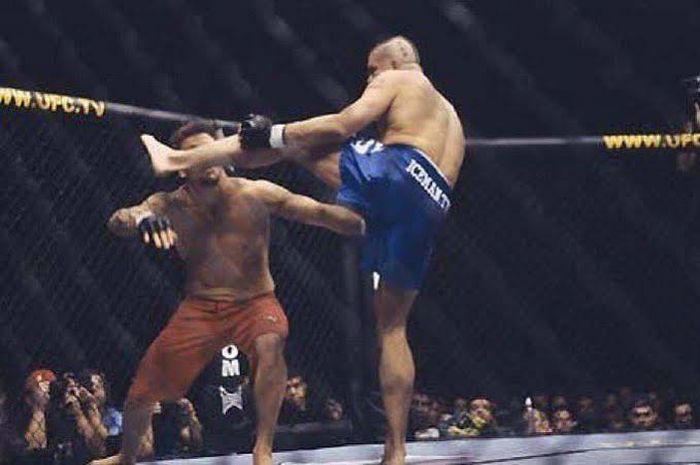 Chuck Liddell (biru) kala bertarung dengan Renato Sobral di UFC 62 (26/8/2006) di Las Vegas Nevada