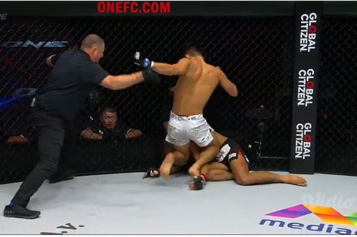 Christian Lee mengalahkan Ok Rae Yoon dengan serangan lutut untuk merebut lagi sabuk juara kelas ringan ONE Championship dalam gelaran ONE 160, Jumat (26/8/2022) di Singapura.