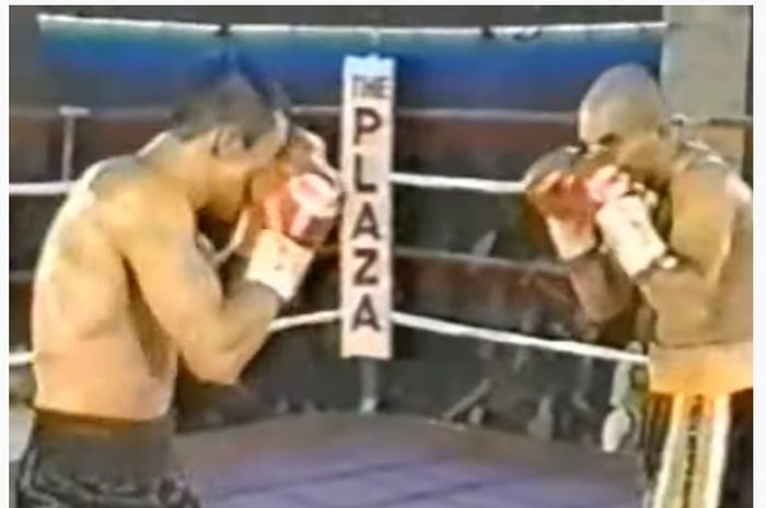 Duel tinju peng-KO Manny Pacquiao yang pernah dikalahkan Chris John, Juan Manuel Marquez lawan Si Ular Kobra, Daniel Jimenez (27 Agustus 2000).
