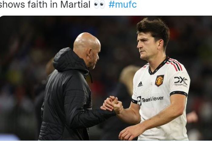 Pelatih Manchester United, Erik ten Hag, bersalaman dengan Harry Maguire.