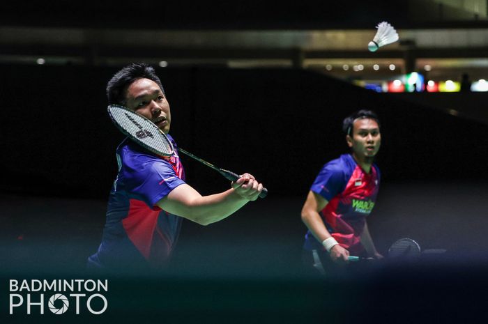 Aksi pasangan ganda putra Indonesia, Hendra Setiawan dan Mohammad Ahsan, pada semifinal Kejuaraan Dunia 2022 di Tokyo Metropolitan Gymnasium, Jepang, 27 Agustus 2022.