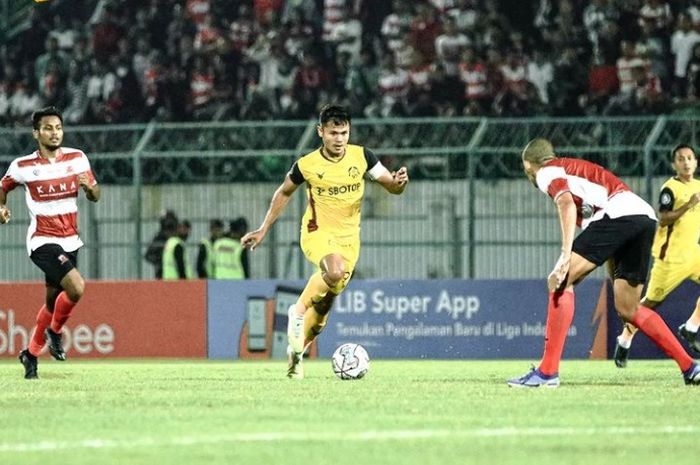Penyerang Persikabo 1973, Dimas Drajad, sedang menggiring bola pada laga kontra Madura United dalam pekan ketujuh Liga 1 2022/2023 yang digelar di Stadion Gelora Bangkalan, Madura, Jawa Timur, Sabtu (27/8/2022).