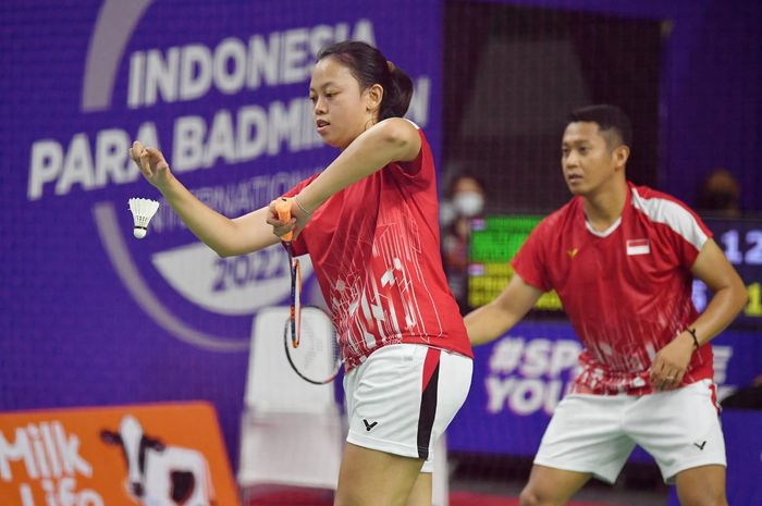 Ganda campuran SL3-SU5 Indonesia, Fredy Setiawan/Khalimatus Sadiyah saat tampil pada laga final Para Badminton International 2022 di GOR Amongrogo, Yogyakarta, Sabtu (27/8/2022).