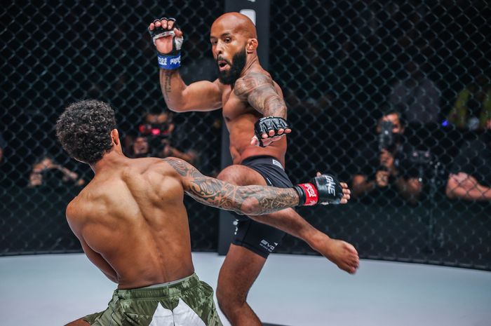 Demetrious Johnson dalam pertarungan melawan Adriano Moraes di ONE Fight Night 1, Sabtu (27/8/2022) di Singapura.