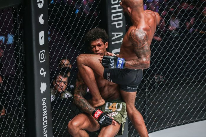Serangan lutut jadi penyempurna strategi Zombie, Demetrious Johnson kala meng-KO Adriano Moraes di ONE Fight Night 1, Sabtu (27/8/2022) di Singapura.