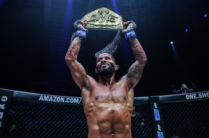 Demetrious Johnson saat dinobatkan sebagai juara kelas terbang ONE Championship usai mengalahkan Adriano Moraes dalam gelaran ONE Fight Night 1, Sabtu (27/8/2022) di Singapura.