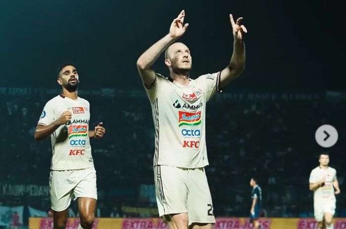 Pemain Persija Jakarta, Michael Krmencik saat selebrasi setelah mencetak gol ke gawang Arema FC dalam laga pekan ke-7 Liga 1 2022-2023, di Stadion Kanjuruhan, Kepanjen, Kabupaten Malang, Minggu (28/8/2022).