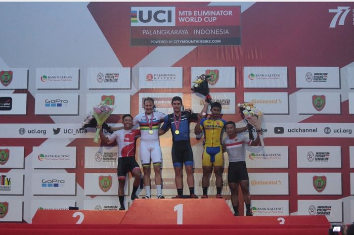 Para pemenang berfoto usai mengikuti perlombaan UCI MTB Eliminator World Cup 2022 di Palangkaraya, Kalimantan Tengah, Minggu (28/8/2022) 