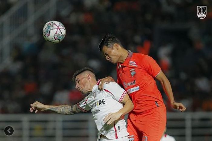 Duel udara dilakukan pemain Borneo FC dan Persis Solo di laga pekan ketujuh Liga 1 2022-2023, pada Minggu (28/8/2022) malam WIB.