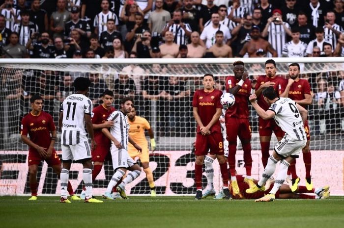 Striker Juventus, Dusan Vlahovic, mencetak gol ke gawang Roma dalam laga Liga Italia 2022-2023.