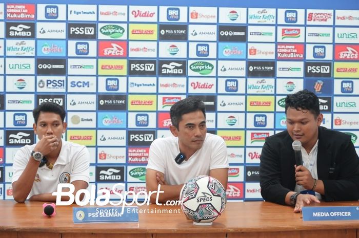 Pelatih PSS Sleman, Seto Nurdiantoro dan Manda Cingi pasca-pertandingan PSS Sleman menjamu Persebaya Surabaya di Stadion Maguwoharjo, Sleman, Sabtu (27/8/2022).