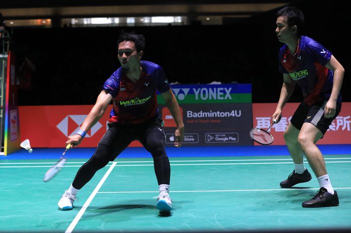 Pasangan ganda putra Indonesia, Mohammad Ahsan/Hendra Setiawan, pada final Kejuaraan Dunia 2022 di Tokyo Metropolitan Gymnasium, Minggu (28/8/2022).