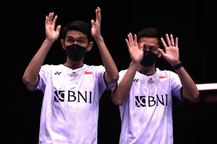 Pasangan ganda putra Indonesia, Fajar Alfian/Muhammad Rian Ardianto, melambaikan tangan sebelum naik podium Kejuaraan Dunia 2022 di Tokyo Metropolitan Gymnasium, Minggu (26/8/2022).