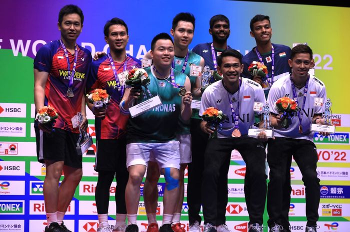 Para pemenang medali nomor ganda putra Kejuaraan Dunia 2022 berpose di podium setelah pertandingan final di Tokyo, Minggu (28/8/2022). Wakil Malaysia, Aaron Chia/Soh Wooi Yik (jersey hijau-hitam) menjadi juara setelah mengalahkan wakil Indonesia, Mohammad Ahsan/Hendra Setiawan (jersey merah-biru).