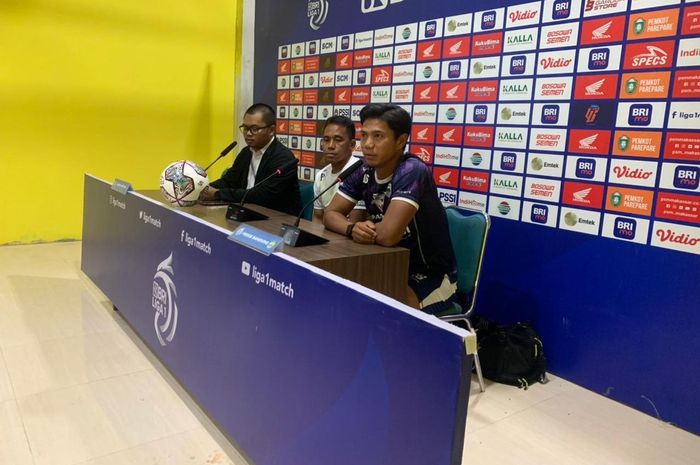 Asisten pelatih Persib Bandung Budiman dan Ahmad Jufriyanto dalam konferensi pers sebelum pertandingan PSM Makassar vs Persib Bandung