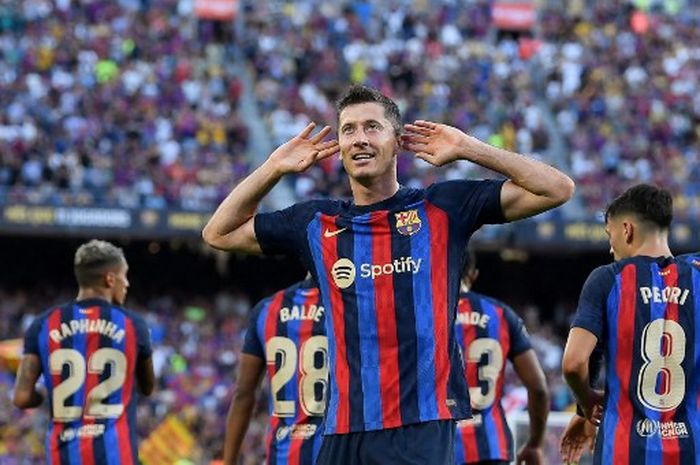 Robert Lewandowski merayakan gol yang bersarang ke gawang Real Valladolid pada laga pekan ketiga Liga Spanyol 2022-2023 di Spotify Camp Nou, Minggu (28/8/2022) atau Senin dini hari WIB.