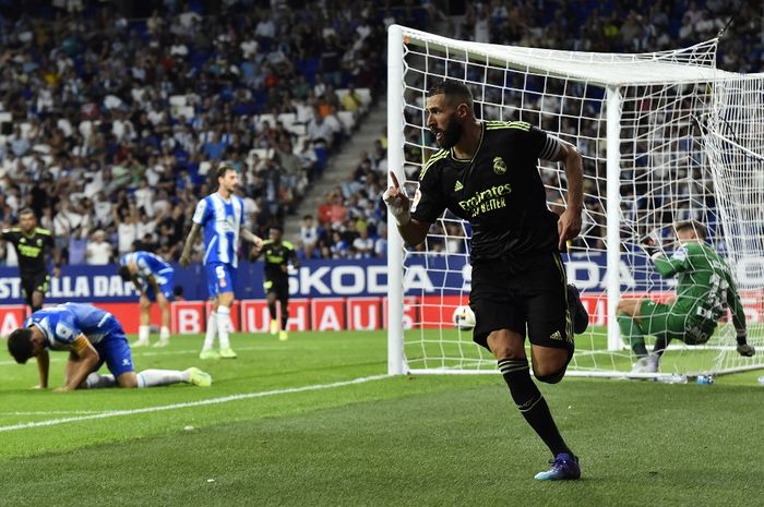 Karim Benzema berselebrasi usai mencetak gol kedua bagi Real Madrid dalam laga melawan Espanyol dalam lanjutan Liga Spanyol 2022-2023.