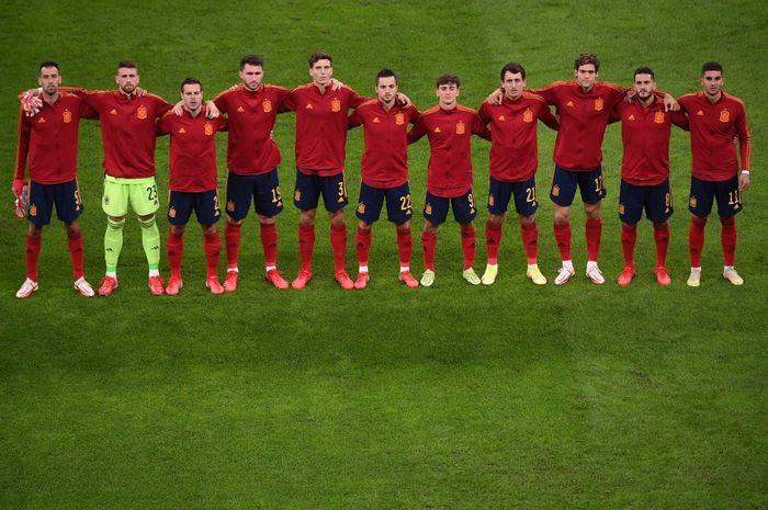 Timnas Spanyol berpose jelang kick-off semifinal UEFA Nations League kontra Italia di San Siro, Milan (6/10/2021).