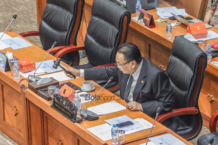 Ketua Komisi III DPR RI, Bambang Wuryanto alias Bambang Pacul, sedang mengetok palu saat rapat membahas naturalisasi Jordi Amat dan Sandy Walsh di Gedung DPR RI, Jakarta, 29 Agustus 2022.