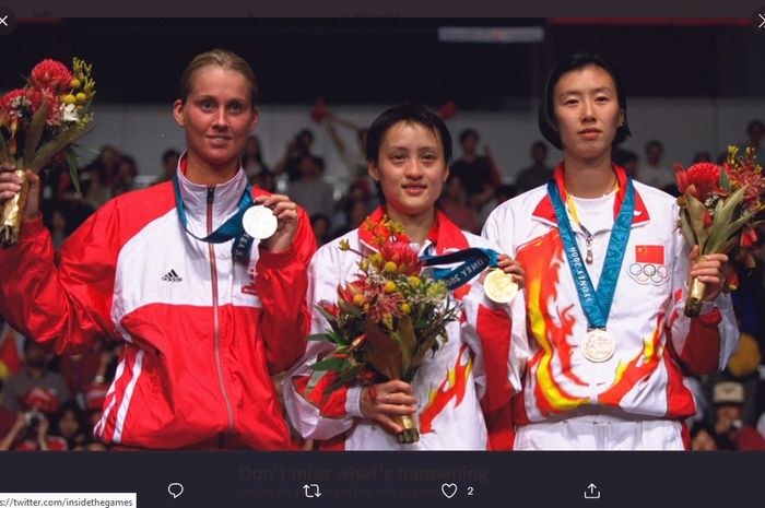 Dari kiri: Camilla Martin (Denmark), Gong Zhi Chao (China), dan Ye Zhao Ying (China) dalam upacara medali bulu tangkis tunggal putri Olimpiade Sydney 2000. Kiprah ketiga pemain menimbulkan kontroversi karena kasus manipulasi pertandingan.