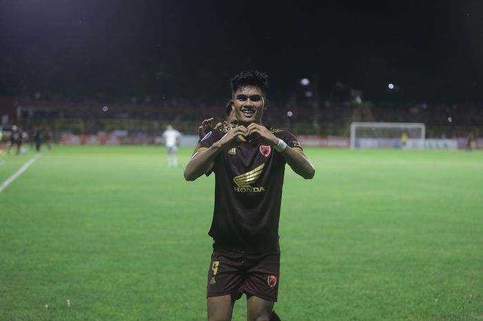 Selebrasi Ramadhan Sananta usai mencetak gol untuk PSM Makassar saat membantai Persib Bandung dengan skor 5-1 di Stadion BJ Habibi, Pare-pare, Senin (29/8/2022) malam WIB