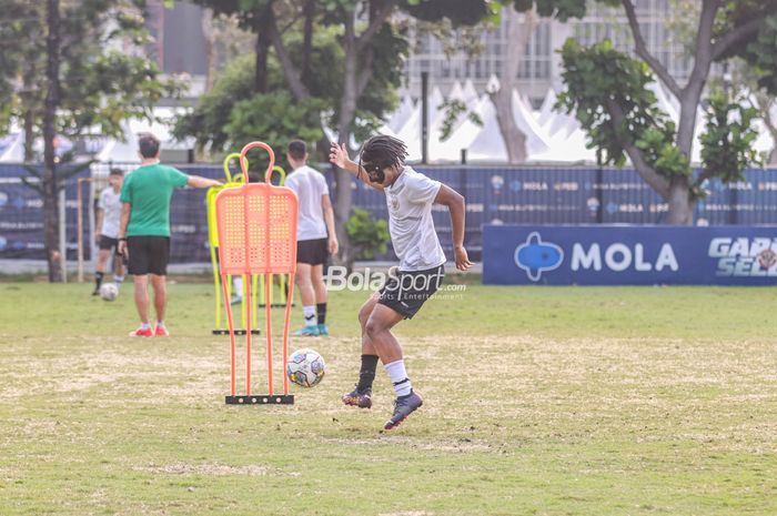 Penyerang timnas U-19 Indonesia, Ronaldo Kwateh, sedang menguasai bola ketika berlatih di Lapangan A, Senayan, Jakarta, 30 Agustus 2022.