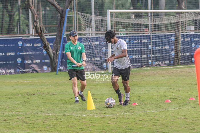 Pelatih timnas U-19 Indonesia, Shin Tae-yong (kiri), sedang memantau pemainnya bernama Ronaldo Kwateh (kanan) berlatih di Lapangan A, Senayan, Jakarta, 30 Agustus 2022.