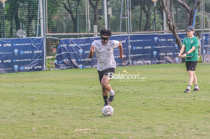 Penyerang timnas U-19 Indonesia, Ronaldo Kwateh, sedang menguasai bola ketika berlatih di Lapangan A, Senayan, Jakarta, 30 Agustus 2022.