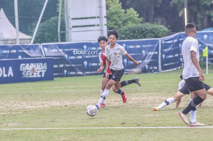 Pemain timnas U-19 Indonesia, Rayhan Utina (kiri), sedang berusaha menghalau bola ketika berlatih di Lapangan A, Senayan, Jakarta, 30 Agustus 2022.