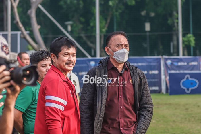 Ketua Umum PSSI, Mochamad Iriawan (kanan), sedang memantau latihan timnas U-19 Indonesia bersama Indra Sjafri  (kiri) di Lapangan A, Senayan, Jakarta, 30 Agustus 2022.