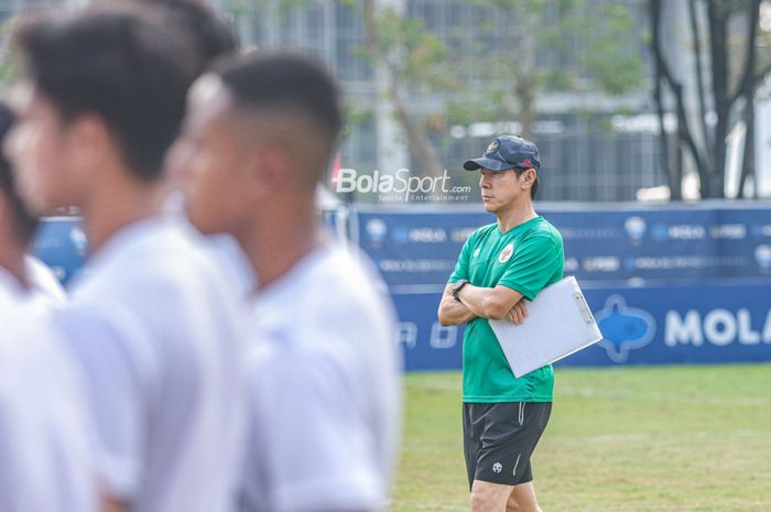 Pelatih timnas U-20 Indonesia, Shin Tae-yong (kanan), sedang memantau para pemainnya berlatih di Lapangan A, Senayan, Jakarta, 30 Agustus 2022.