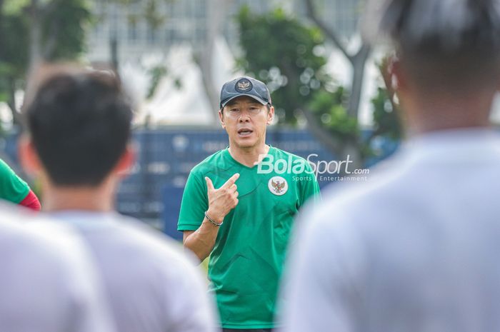 Pelatih Timnas U-20 Indonesia Shin Tae-yong  menberikan intruksi kepada para pemainnya saat berlatih di Lapangan A, Senayan, Jakarta, 30 Agustus 2022.