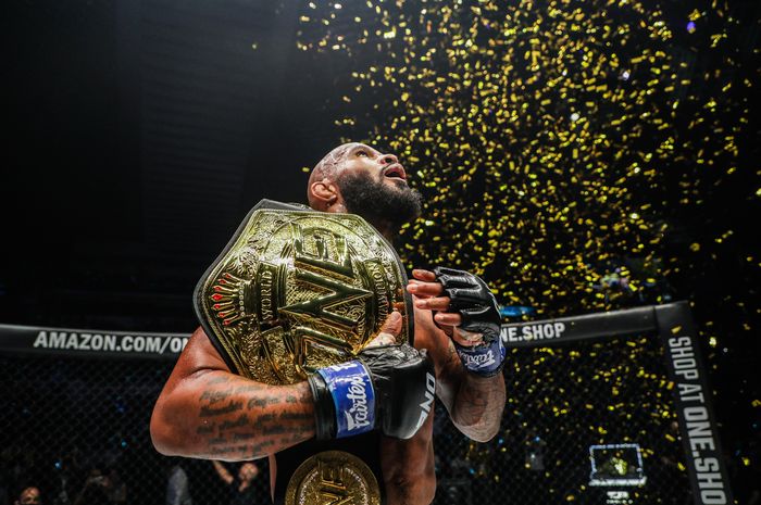 Demetrious Johnson saat dinobatkan sebagai juara baru kelas terbang ONE Championship setelah mengalahkan Adriano Moraes dalam ajang UFC Fight Night 1, Sabtu (27/8/2022) di SIngapura.