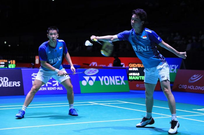 Pasangan ganda putra Indonesia, Marcus Fernaldi Gideon/Kevin Sanjaya Sukamuljo, saat menghadapi Man Wei Chong/Kai Wun Tee dari Malaysia pada babak pertama Japan Open 2022 di Maruzen Intec Arena Osaka, Jepang, 30 Agustus 2022. 