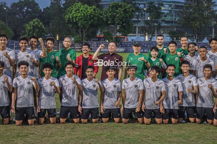 Skuad timnas U-19 Indonesia asuhan Shin Tae-yong (skuat timnas U-19 Indonesia) sedang berfoto bersama dengan petinggi PSSI diantaranya Mochamad Iriawan (Ketua Umum PSSI) dan Indra Sjafri (Direktur Teknik PSSI) di Lapangan A, Senayan, Jakarta, 30 Agustus 2022.