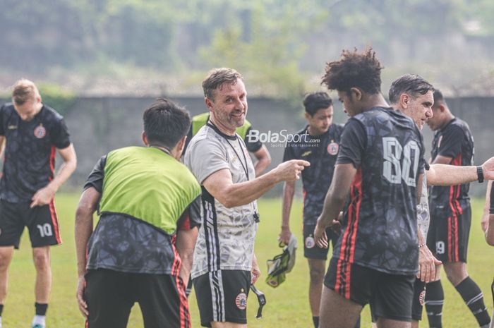 Pelatih Persija Jakarta, Thomas Doll (tengah), sedang memberikan intruksi ke sejumlah pemainnya saat berlatih di Lapangan Nirwana Park, Sawangan, Jawa Barat, 31 Agustus 2022.