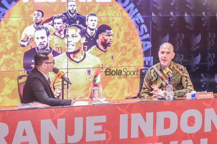 General Secretary of KNVB (Sekretaris Jendral KNVB), Gijs De Jong (kanan), sedang memberikan keterangan kepada awak media di Media Center Gelora Bung Karno, Senayan, Jakarta, 1 September 2022.