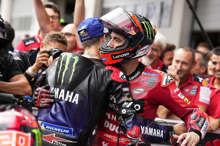 Pembalap Ducati Lenovo, Francesco Bagnaia bersama Fabio Quartararo (Yamaha) usai balapan di MotoGP Austria 2022, Minggu (21/8/2022)