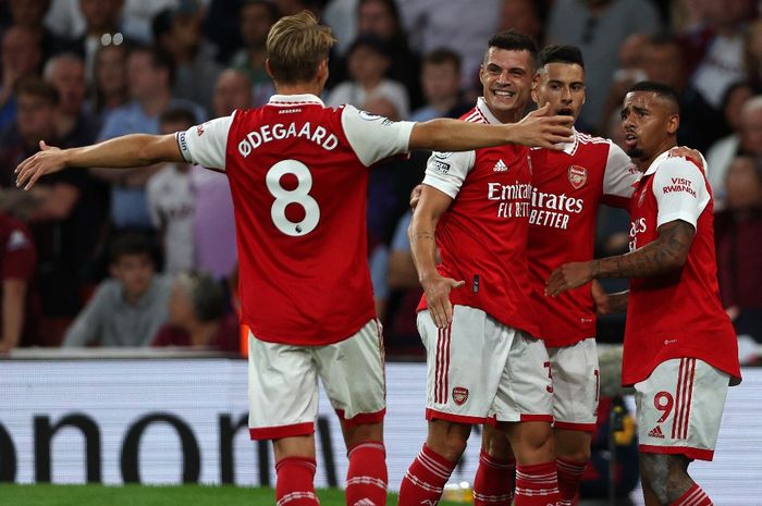 Striker Arsenal, Gabriel Jesus (kanan), merayakan gol ke gawang Aston Villa dalam laga Liga Inggris di Stadion Emirates, Rabu (31/8/2022).