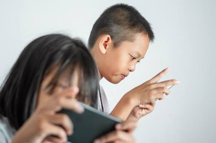 Kecanduan Media Digital: Ketika Jempol Lebih Aktif dari Otak