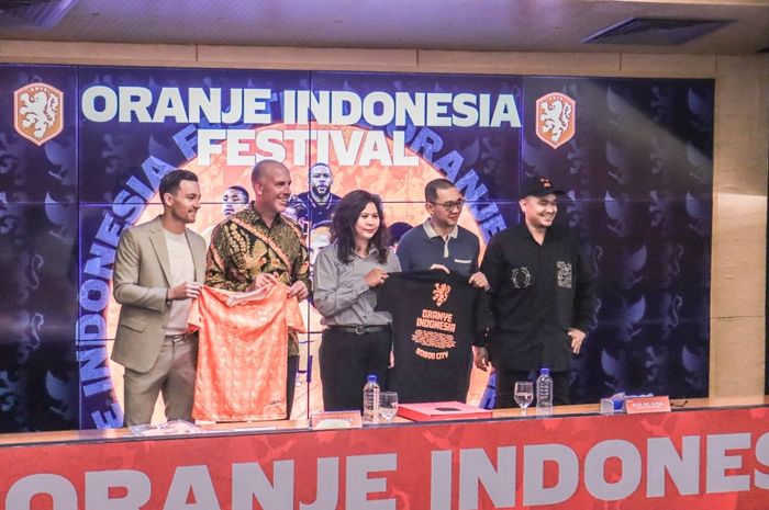 KNVB menggelar sesi jumpa pers untuk memperkenalkan Festival Oranje Indonesia di SUGBK, Senayan, Jakarta Pusat, Kamis (1/9/2022).