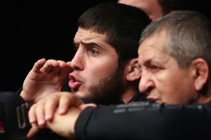 Islam Makhachev ketika masih bersama ayah Khabib Nurmagomedov, Abdulmanap Nurmagomedov.