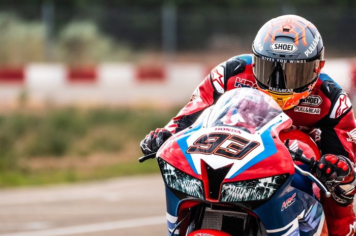 Pembalap Repsol Honda, Marc Marquez, akhirnya kembali mengendarai motor balap setelah cedera. Tampak dalam gambar Marquez berlatih dengan motor Honda CBR600 di Sirkuit Aragon, Spanyol.