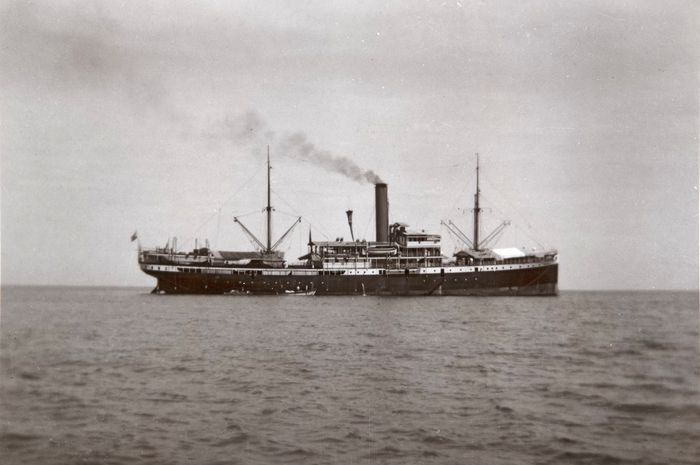 Kapal van Imhoff di perairan Hindia Belanda sekitar tahun 1920.