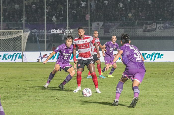 Penyerang Madura United, Hugo Gomes Dos Santos Silva (kanan), sedang menguasai bola dan dibayangi pemain Persita Tangerang bernama Sin Bae-yeong (kiri) dalam laga pekan kedelapan Liga 1 2022 di Stadion Indomilk Arena, Tangerang, Banten, 2 September 2022.